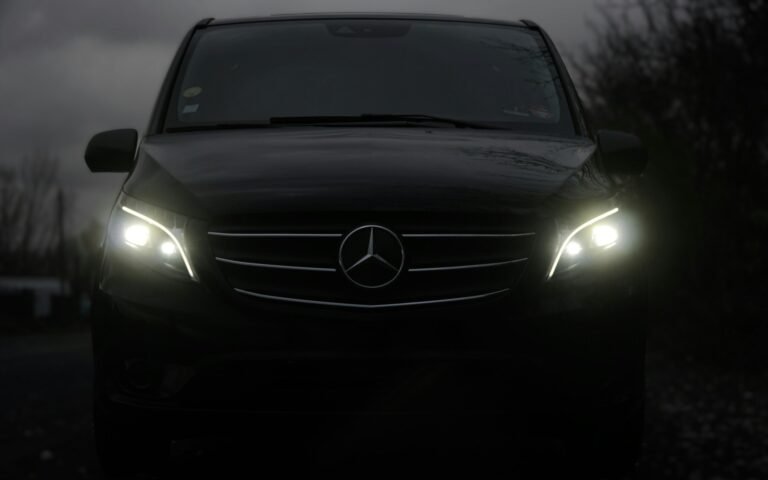 Unsplash · Mercedes Vito VIP siyah, gece (kullanıcı: araç görselleri daima Vito VIP, sedan yok — 23 Ekim 2026)